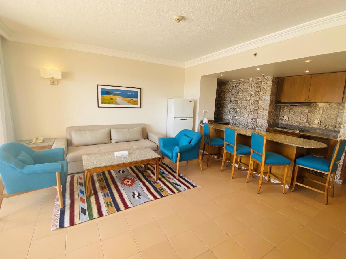 Hurghada Suites & Apartments Serviced By Marriott Exterior foto A living room in a typical apartment