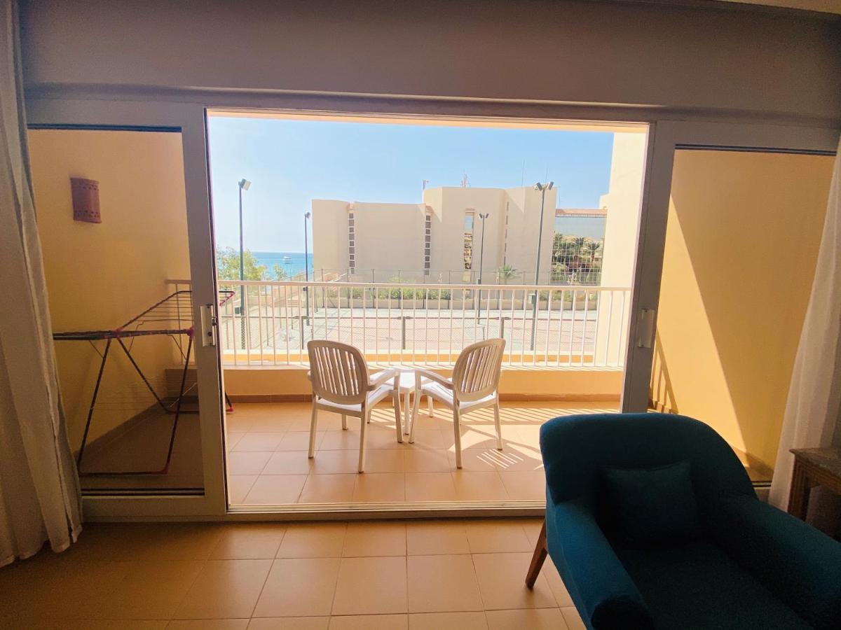 Hurghada Suites & Apartments Serviced By Marriott Exterior foto A balcony in a hotel room