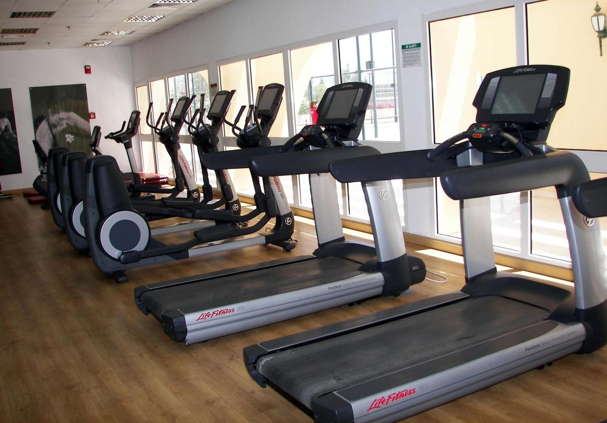 Hurghada Suites & Apartments Serviced By Marriott Exterior foto Treadmills in a gym