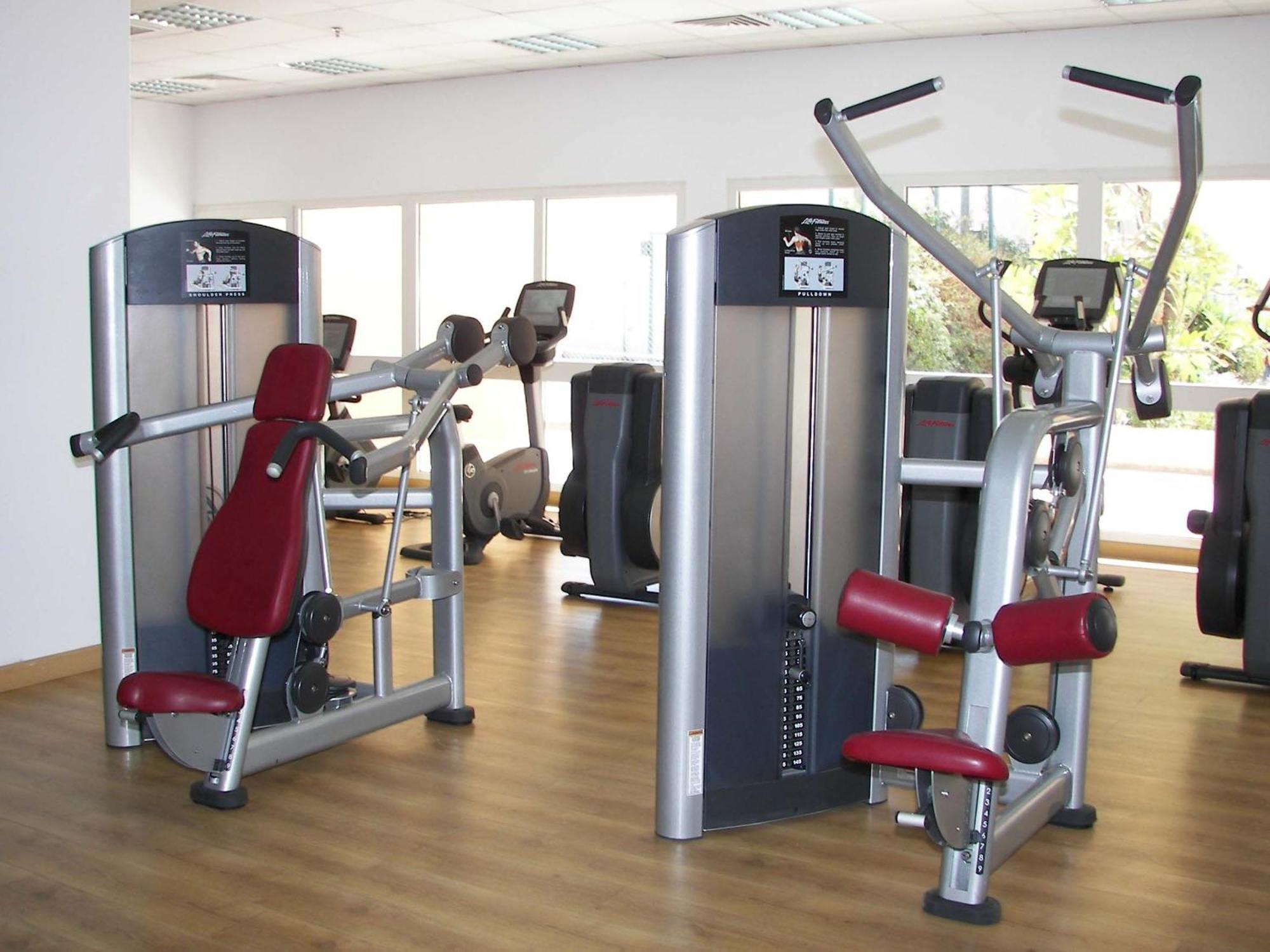 Hurghada Suites & Apartments Serviced By Marriott Exterior foto Modern gym equipment