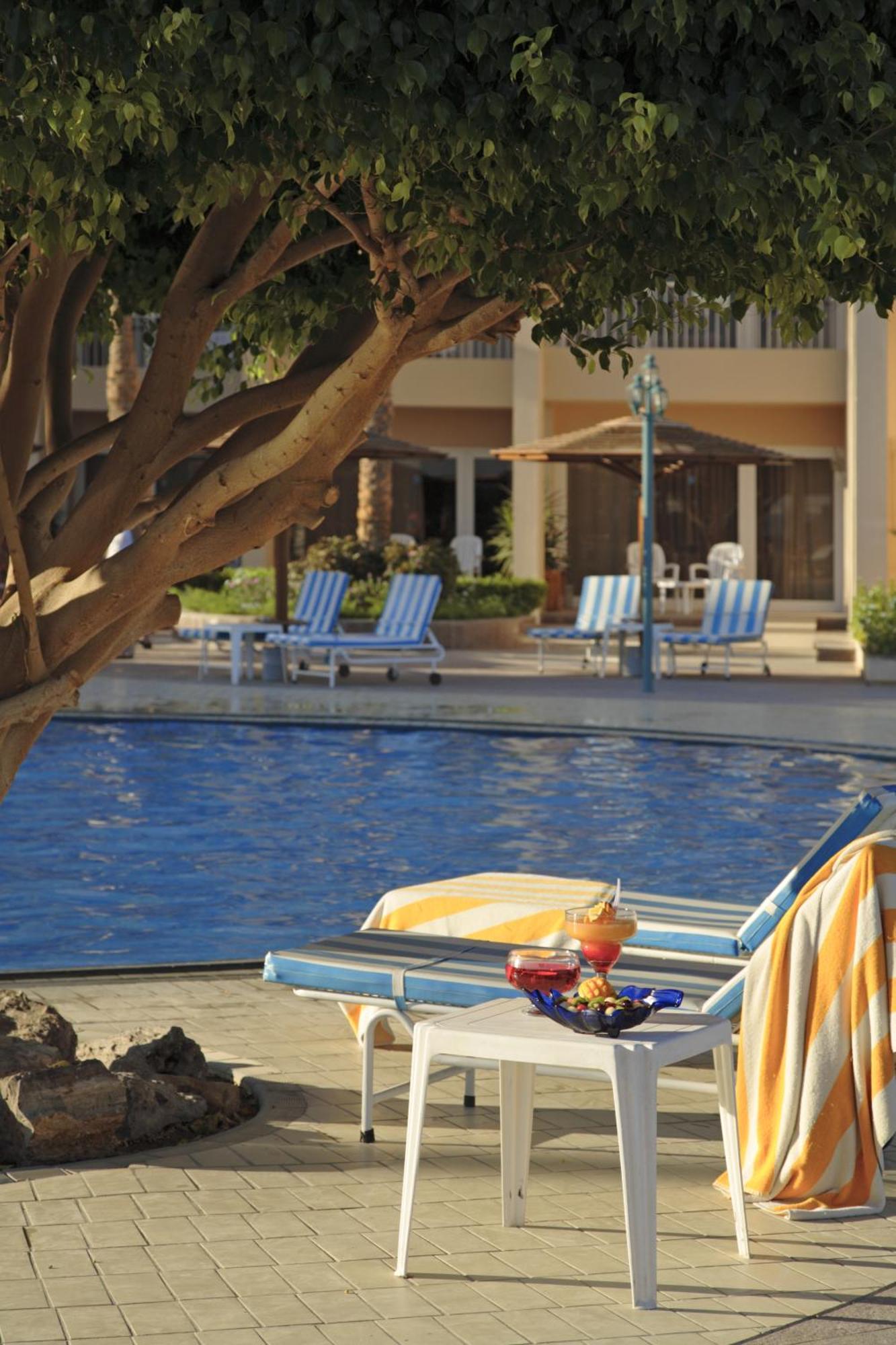 Hurghada Suites & Apartments Serviced By Marriott Exterior foto Pool at the Hilton Sharm El Sheikh