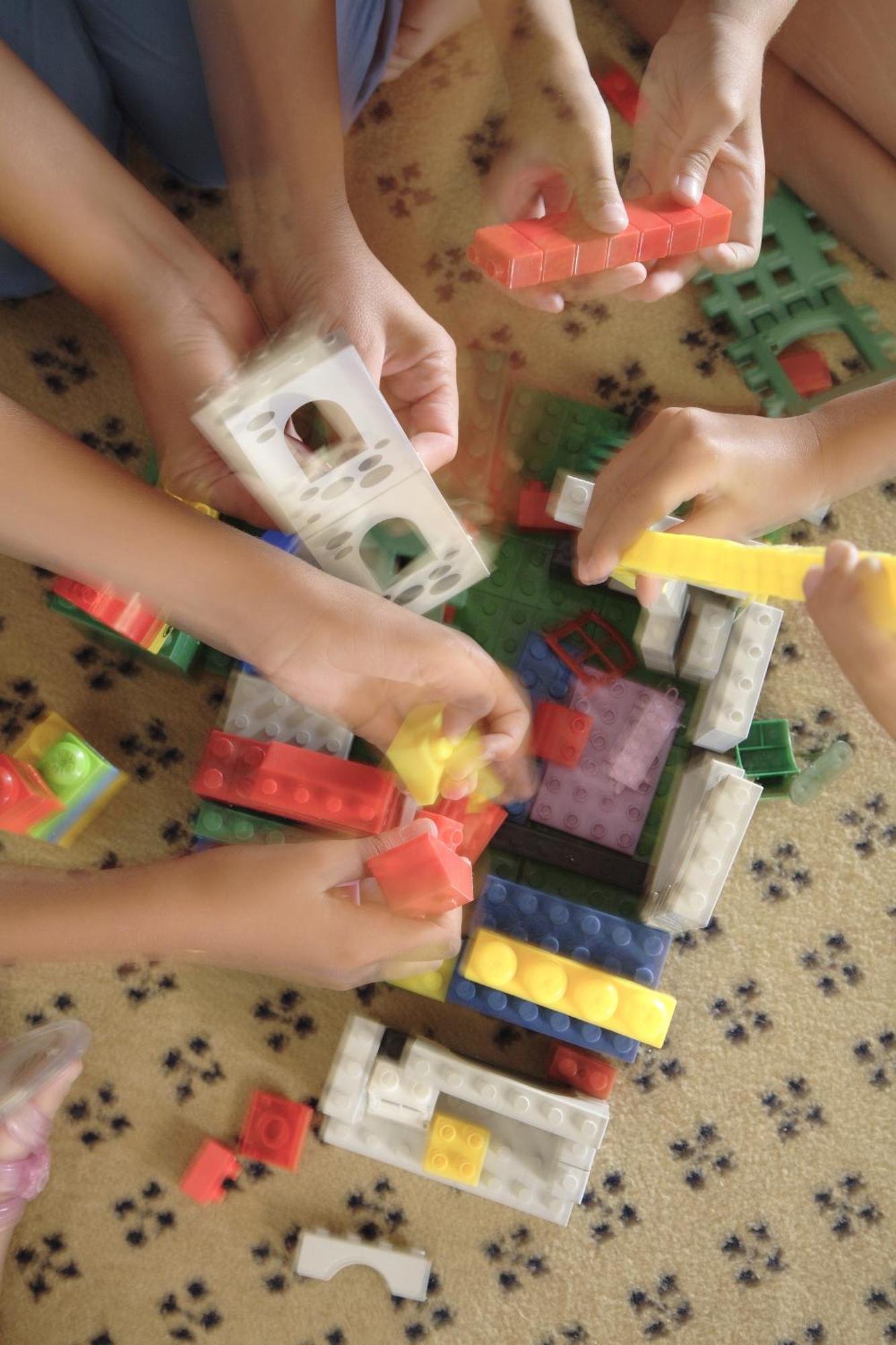 Hurghada Suites & Apartments Serviced By Marriott Exterior foto Children playing with plastic building blocks