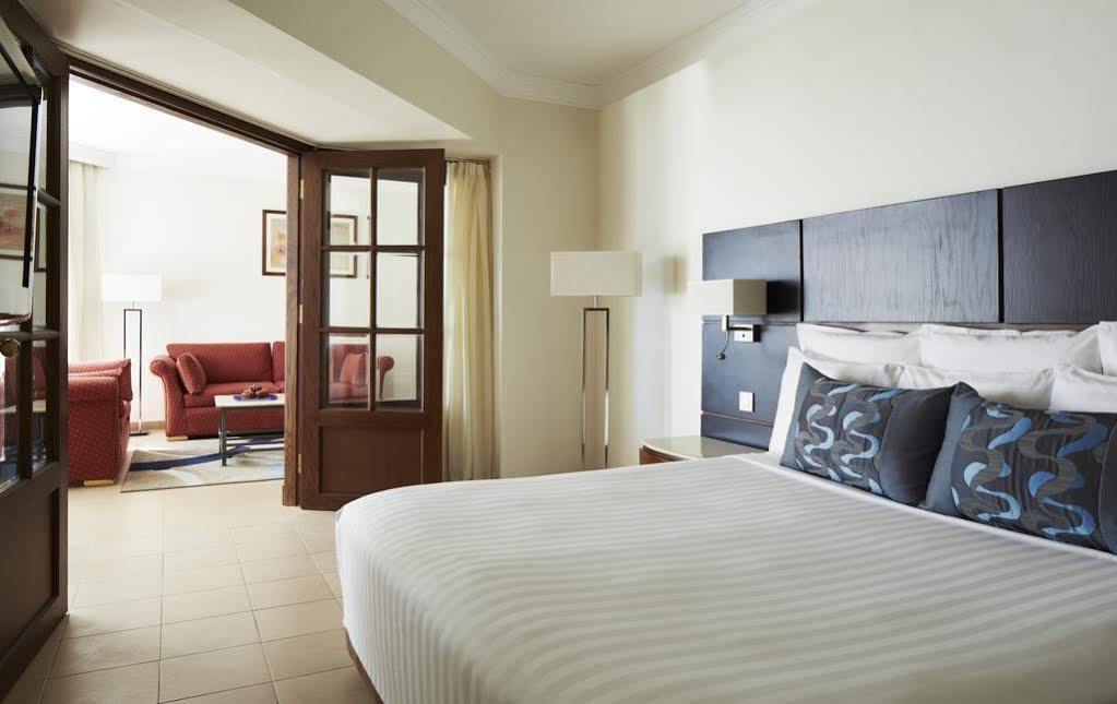 Hurghada Suites & Apartments Serviced By Marriott Exterior foto A bedroom at the hotel
